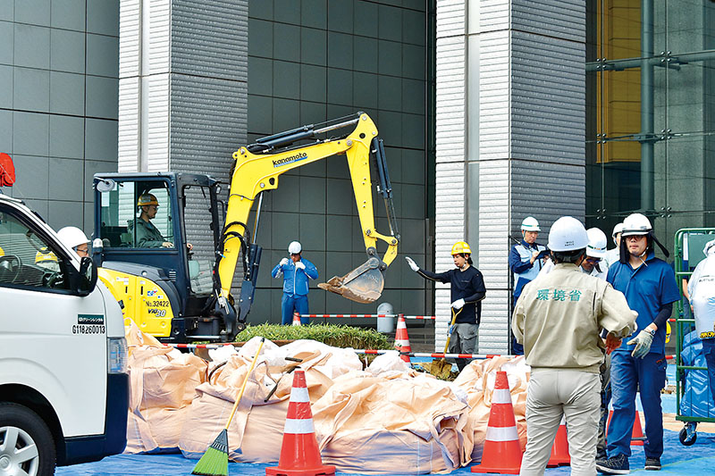 除染土の投入作業を行う作業員＝30日午前8時ごろ、さいたま新都心合同庁舎1号館