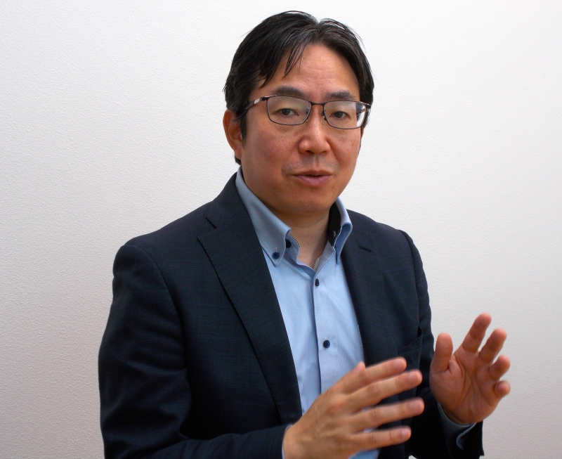 インタビューに答える富岡食品の冨岡宏臣社長＝深谷市東大沼の富岡食品本社