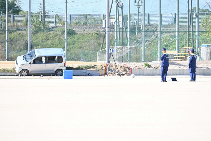 死亡した生徒が乗っていた軽乗用車周辺を調べる捜査員＝2024年11月17日午後0時40分ごろ、さいたま市西区