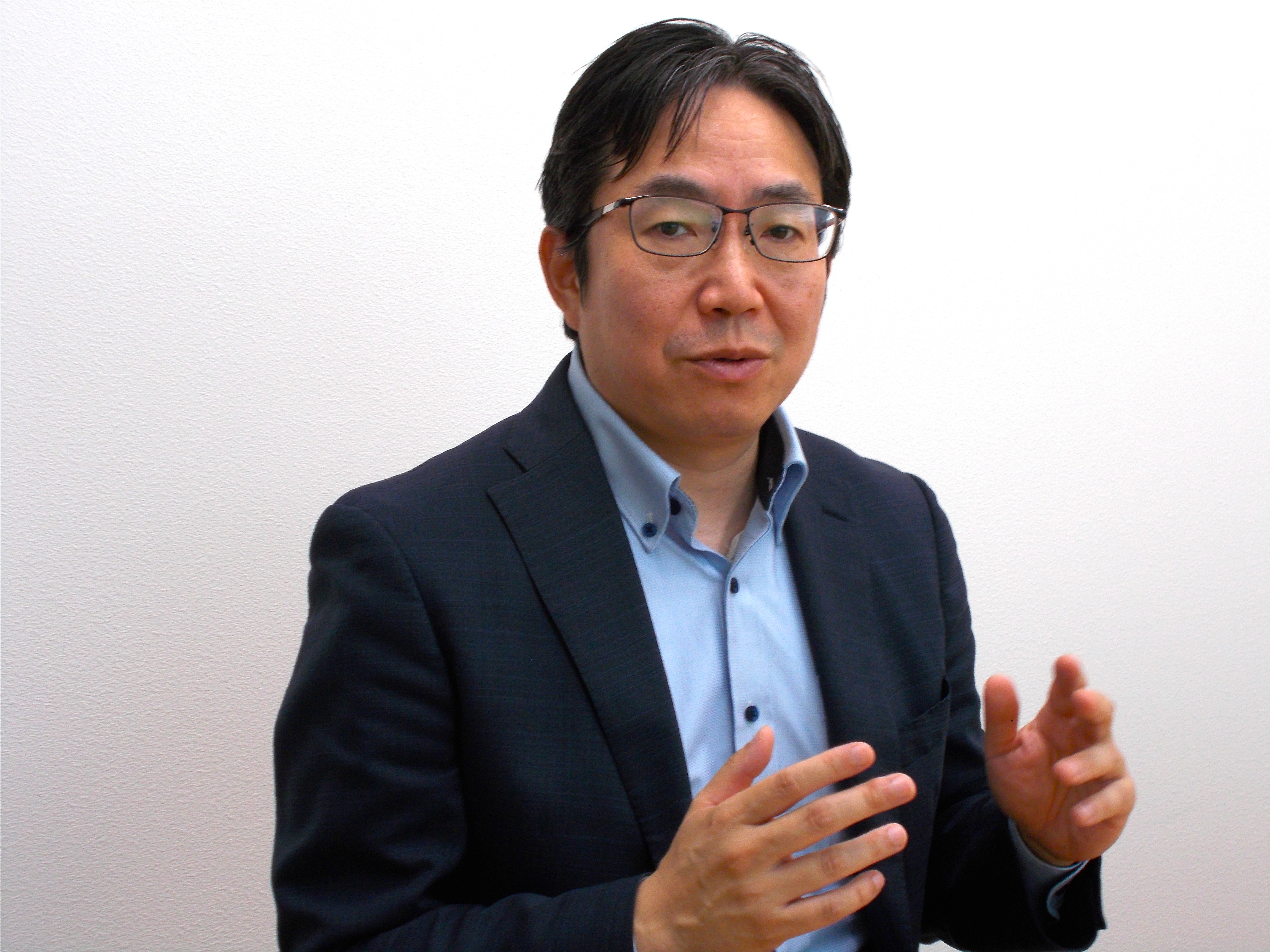 インタビューに答える富岡食品の冨岡宏臣社長＝深谷市東大沼の富岡食品本社