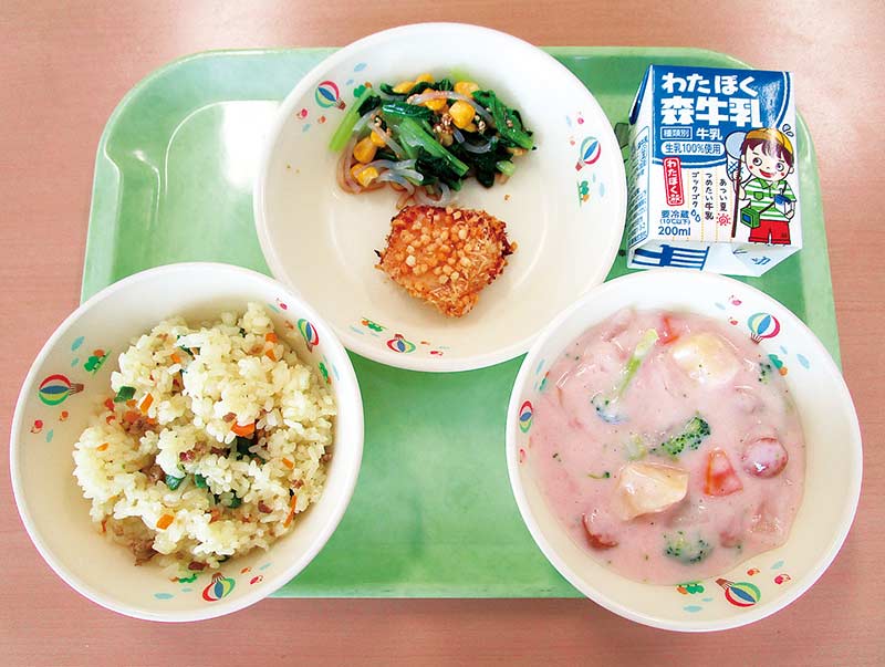 地元産食材で権現堂の風景を表現した献立（幸手市提供）