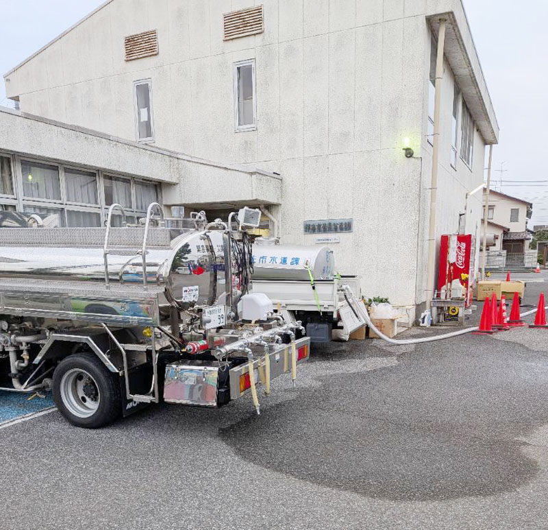 市が近くの公民館に設置した応急給水拠点の様子（羽生市提供）