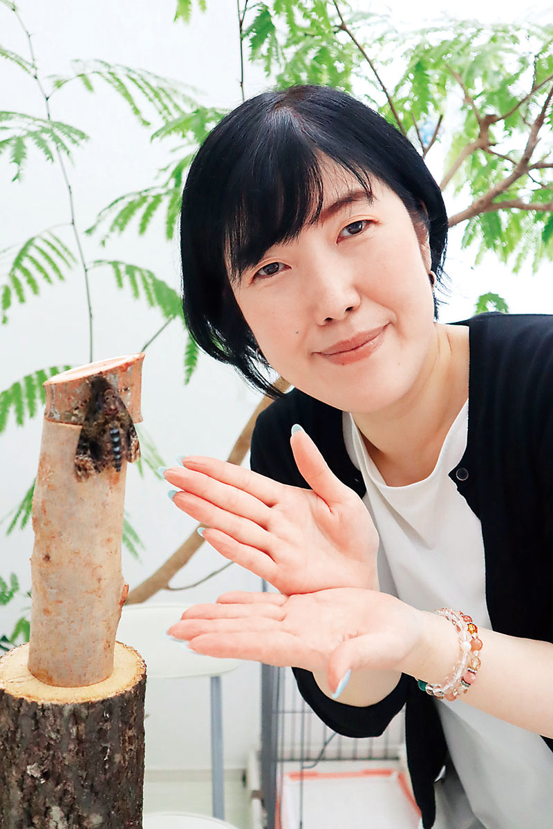 「大事に観察したい」と話す佐藤優子さん＝上尾市内