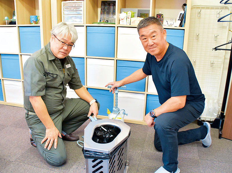 非常用トイレ「Scet」を開発したフジテックの山口洋一代表取締役（右）と大槻商店の潟上修統括本部長＝4日、川口市元郷