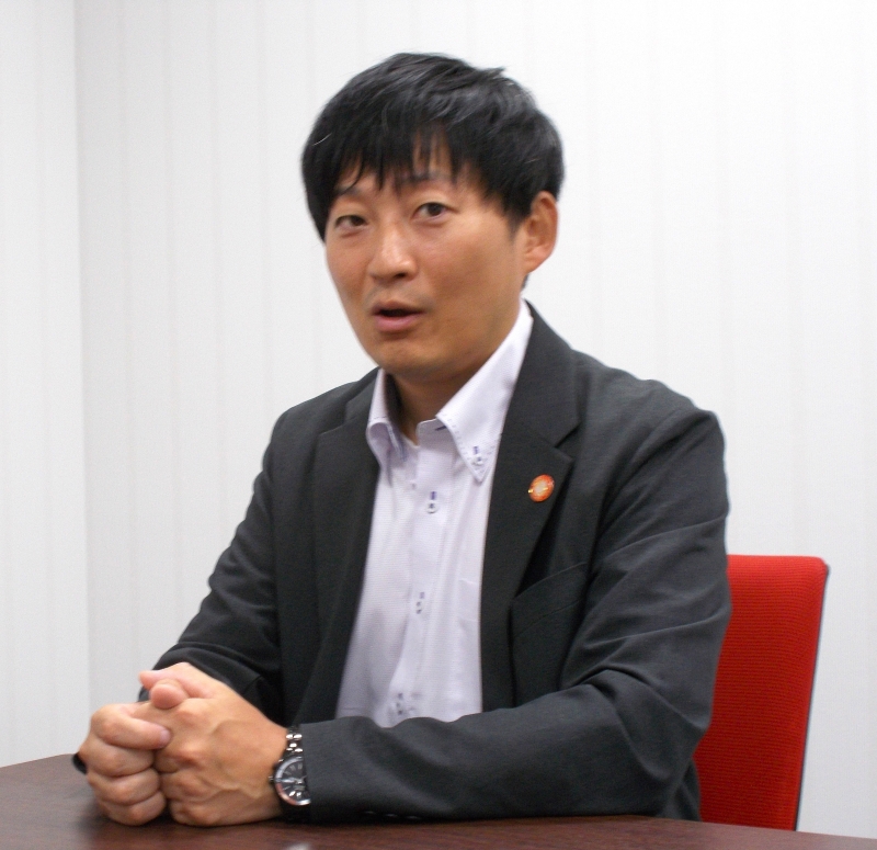 インタビューに答える「ぎょうざの満洲」の金子良行社長＝川越市的場新町のぎょうざの満洲本社