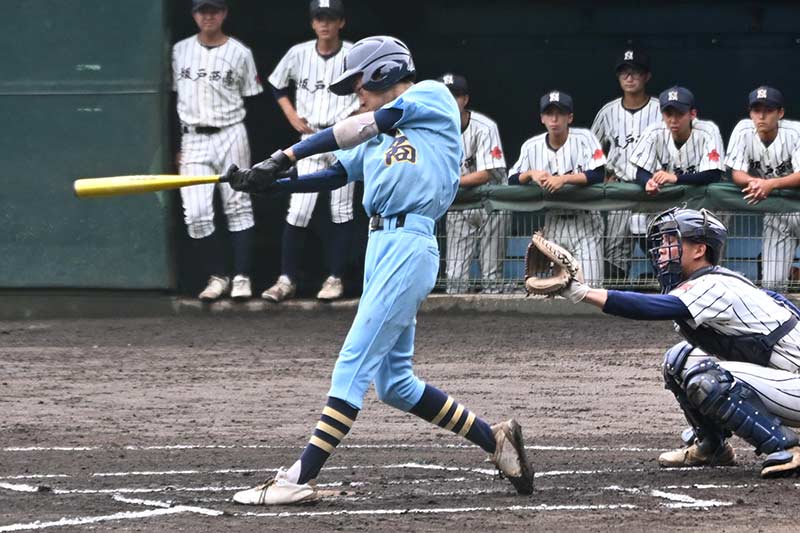 西部H組1回戦 坂戸西―所沢商 1回裏所沢商1死三塁、中里が左前へ先制打を放つ。捕手伊藤