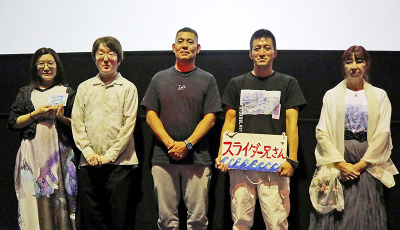 舞台あいさつに登壇した（左から）竹中香子プロデューサー、太田信吾監督、会田孝志さん、大沢正俊さん、沼影市民プールを守る会の大倉紀子代表＝5日、さいたま市北区のイオンシネマ大宮