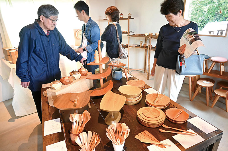 手仕事で作られた木工品が展示販売されている4人展＝ときがわ町関堀の「手づくりロウソクと暮らしの店『燈akarito』」