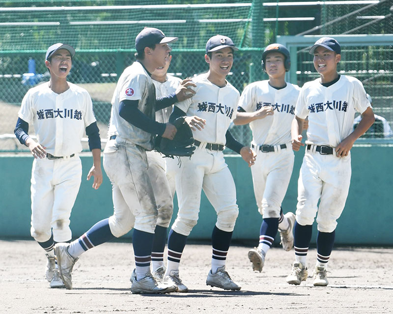 西部J組代表決定戦　城西大川越―所沢　最後の打者を打ち取った城西大川越・3番手駒崎（左から2人目）に仲間が駆け寄る