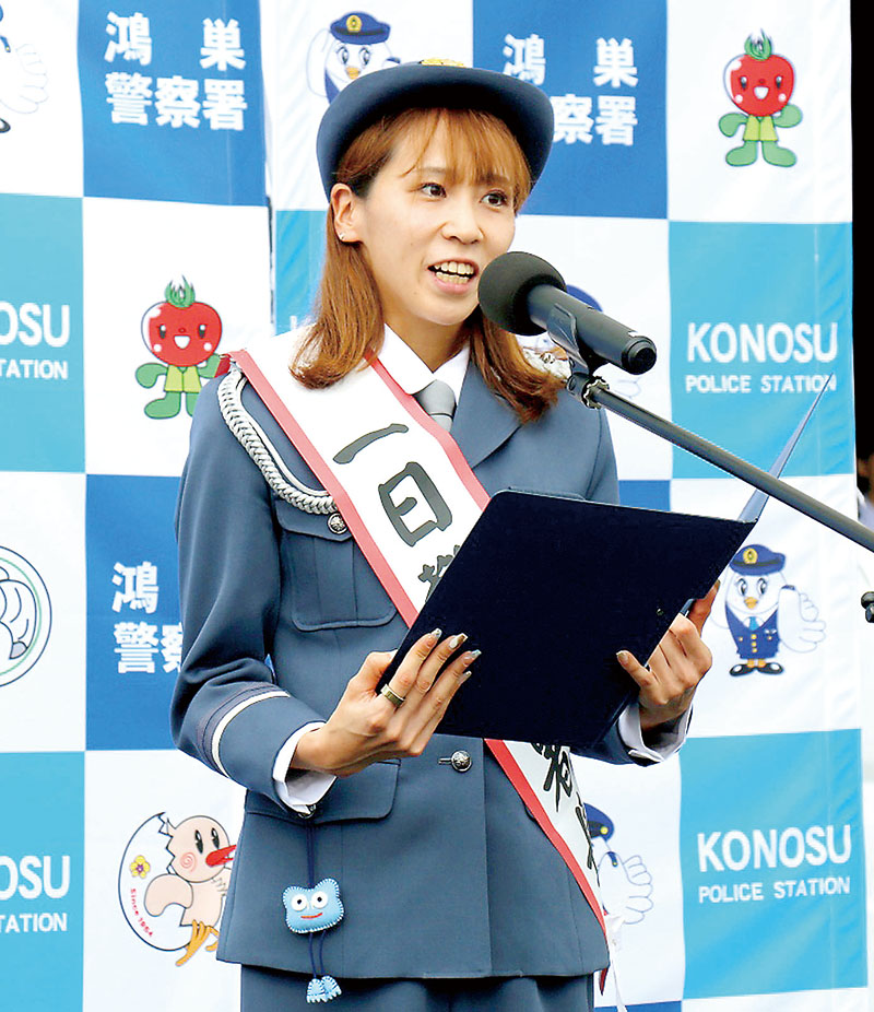鴻巣署の一日署長を務めた、しまむらの安藤友香選手＝12日、北本市深井