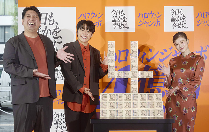 「大きな夢見て秋を楽しみましょう」と話した（左から）レインボーのジャンボたかおさん、池田直人さん、今田美桜さん
