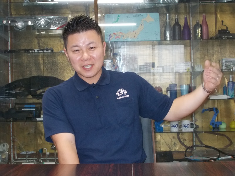 インタビューに答える川口スプリング製作所の鬼塚新二社長＝川口市青木の川口スプリング製作所本社
