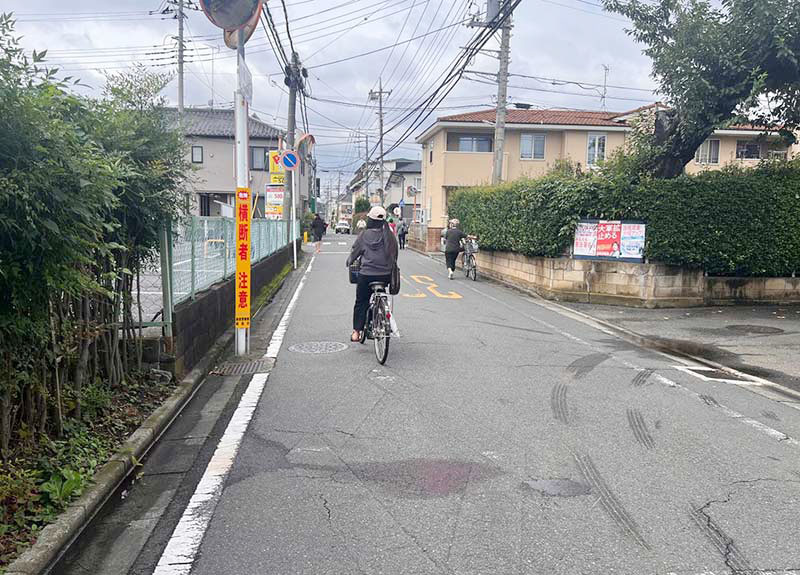 死亡ひき逃げ事件の現場。中央線のない30キロ規制の生活道路だった＝17日午後、新座市東2丁目