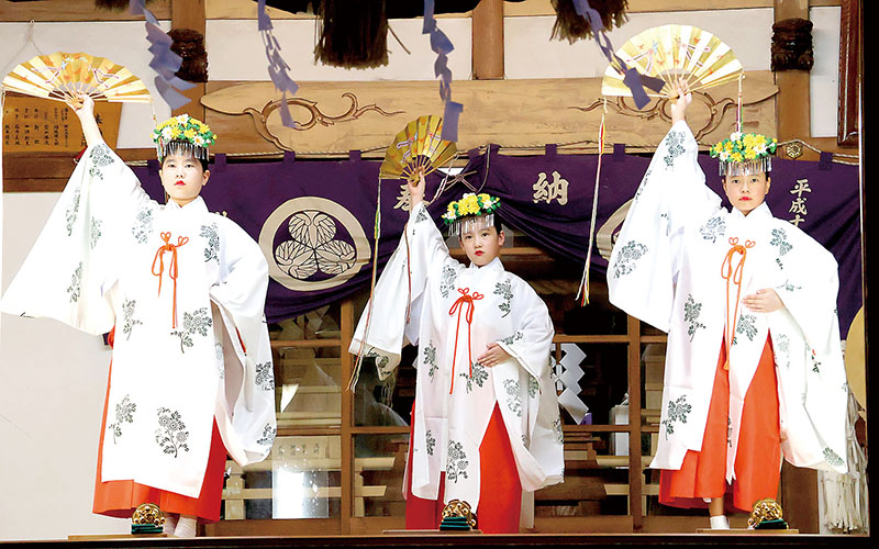 巫女の姿で「浦安の舞」を奉納する女子児童