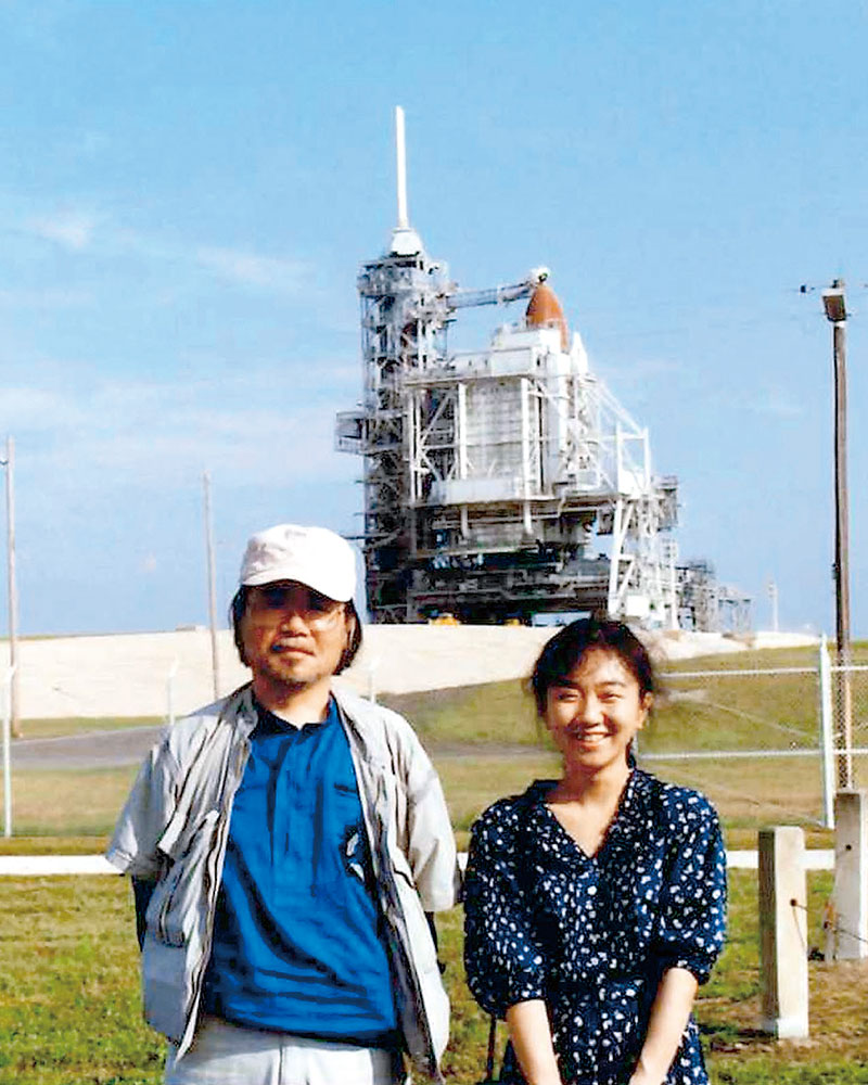 スペースシャトルの打ち上げを父娘で見学。「宇宙に浮かぶ地球をこの目で見られるのなら、片道切符でも構わない」と語っていた零士さんとの思い出の一枚＝1992年、米フロリダケネディ宇宙センター（零時社提供）