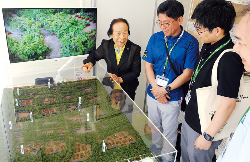さいたま市の職員にジオラマの説明をする田端フサさん