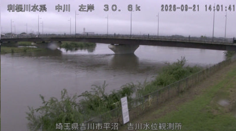 中川（吉川水位観測所）の様子＝21日午後2時1分撮影、国土交通省より