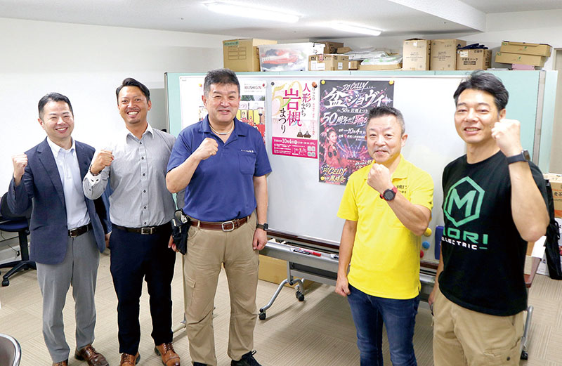 （右から）当日に向けて準備を進める「岩槻まつり実行委員会」の石井健太郎さん、加藤広隆さん、菊地章雄さん、大沢佑介さん、田中隆介さん