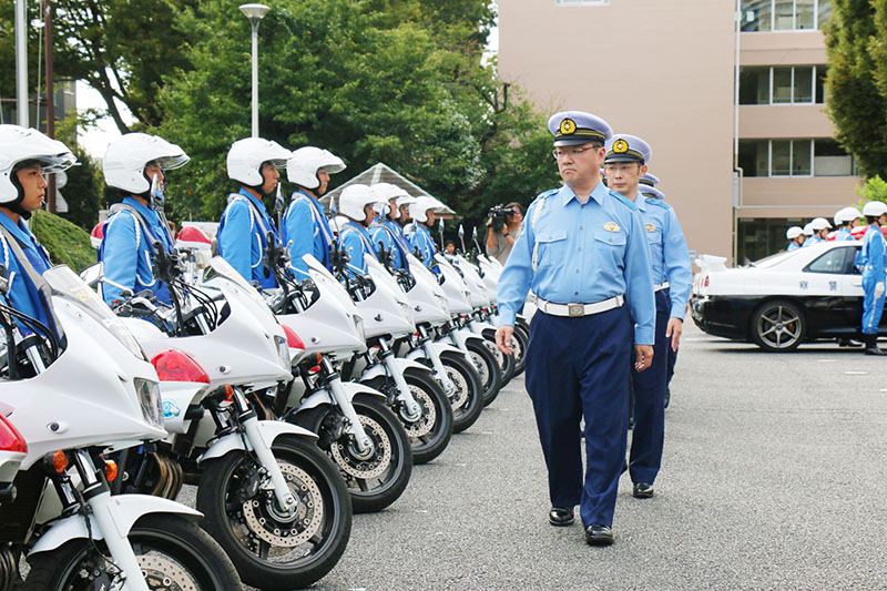 秋の交通安全運動の出発式で警察車両を点検する小沢孝文本部長（右）＝18日午後、埼玉県庁