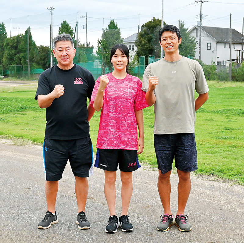 体操と陸上の2競技で全国高校総体出場を目指すふじみ野高校の大石にな選手（中央）と同校体操競技部顧問の小野寺浩教諭（左）、陸上競技部顧問の神崎将吾教諭＝9日、ふじみ野高校