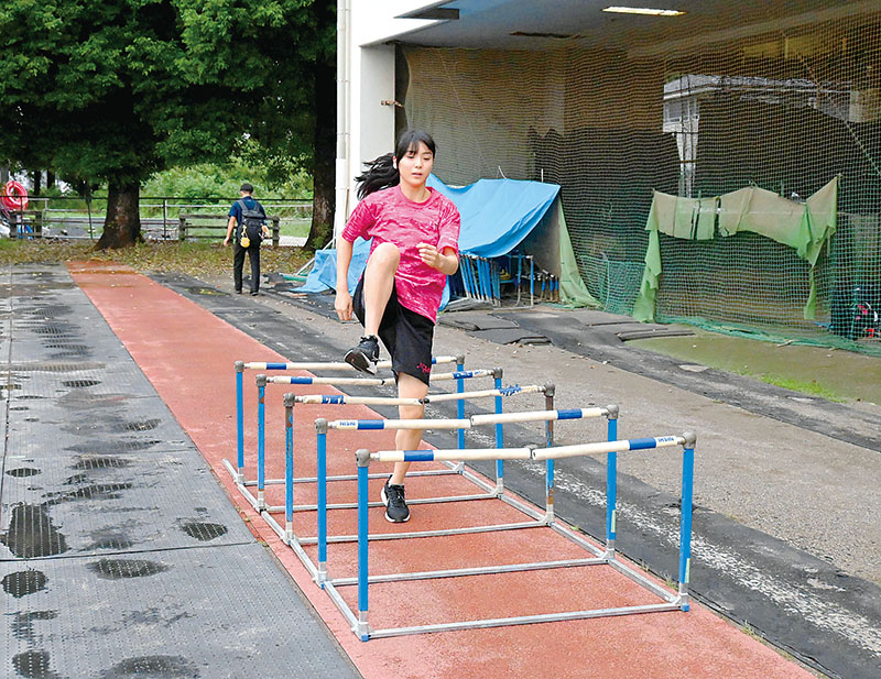 陸上の県高校新人大会へ向けて練習に励む大石にな選手