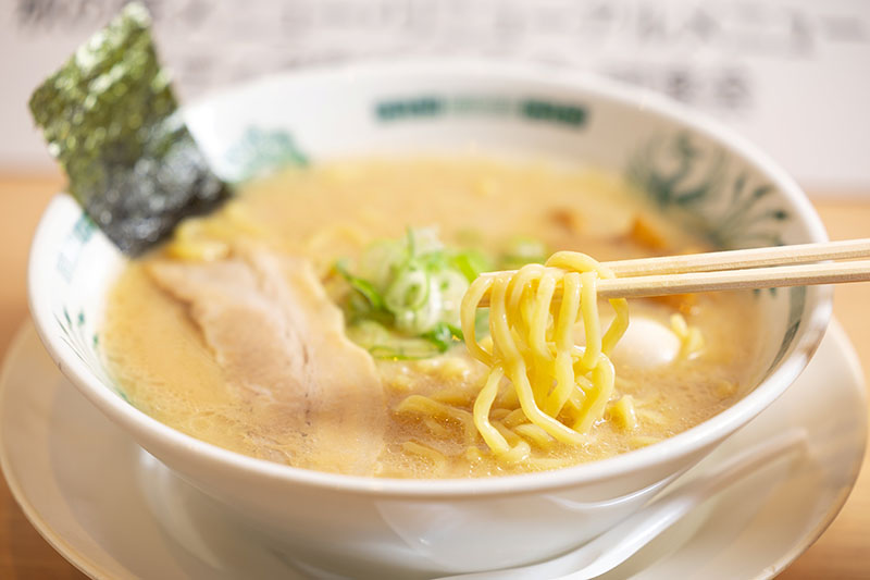 新商品の「濃厚豚骨醤油ラーメン」（提供）