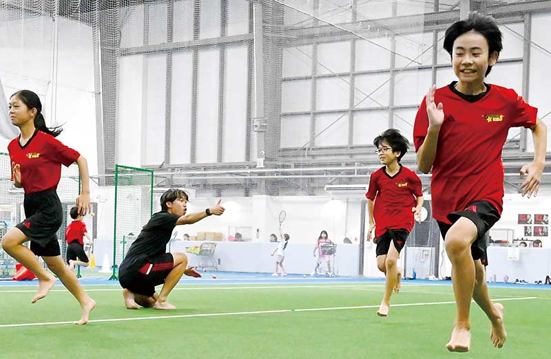 個々の目標に対して「成長できた」という達成感を重視する走力トレーニング。コーチもグッドサインで子どもたちをたたえる＝18日、さいたま市南区