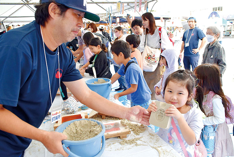 子どもたちでにぎわう鋳物作りの実演・体験コーナー