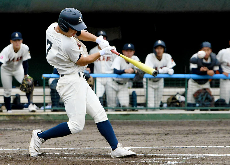 立教新座―上尾　2回表上尾2死満塁、北村が左翼線に2点二塁打を放つ