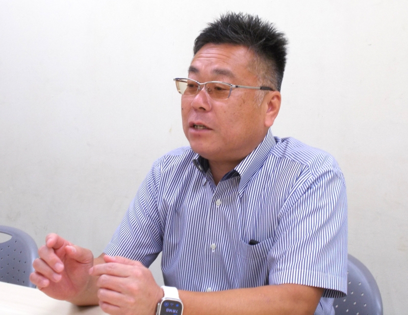 インタビューに答えるフラワーロジテムの加藤智也社長＝鴻巣市寺谷のフラワーロジテム本社