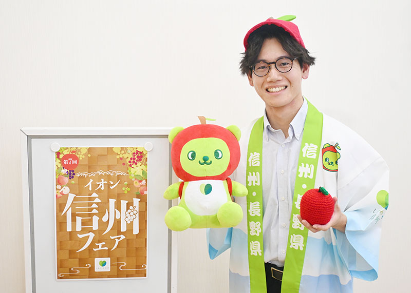 「イオン信州フェア」をPRする長野県キャラバン隊の赤羽雄さん＝1日、埼玉新聞社