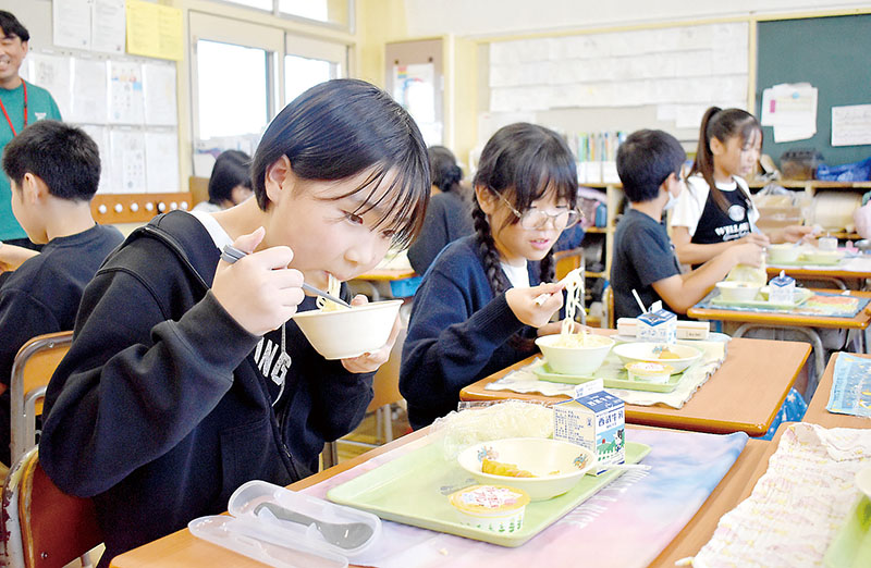 日高屋監修のタンメンを食べる子どもたち＝1日午後、日高市高萩