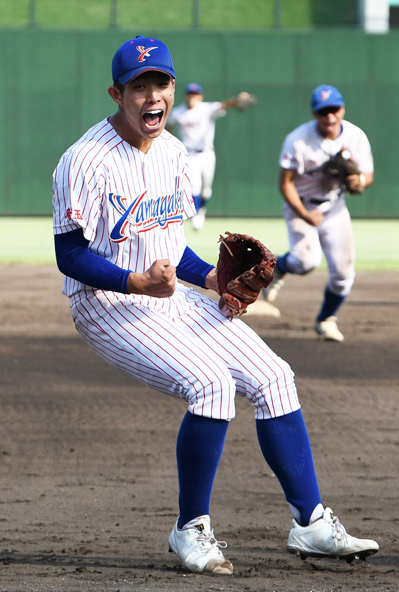 山村学園―浦和学院　8回表浦和学院2死、山村学園の2番手島本が相手打者を投ゴロに打ち取り、雄たけびを上げる