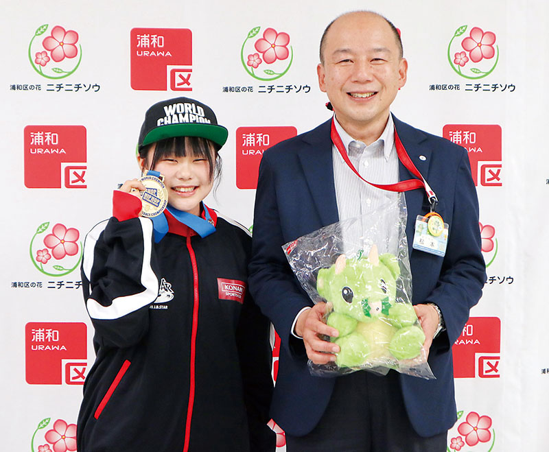 松本哲・浦和区長（右）を表敬訪問した米村咲良さん