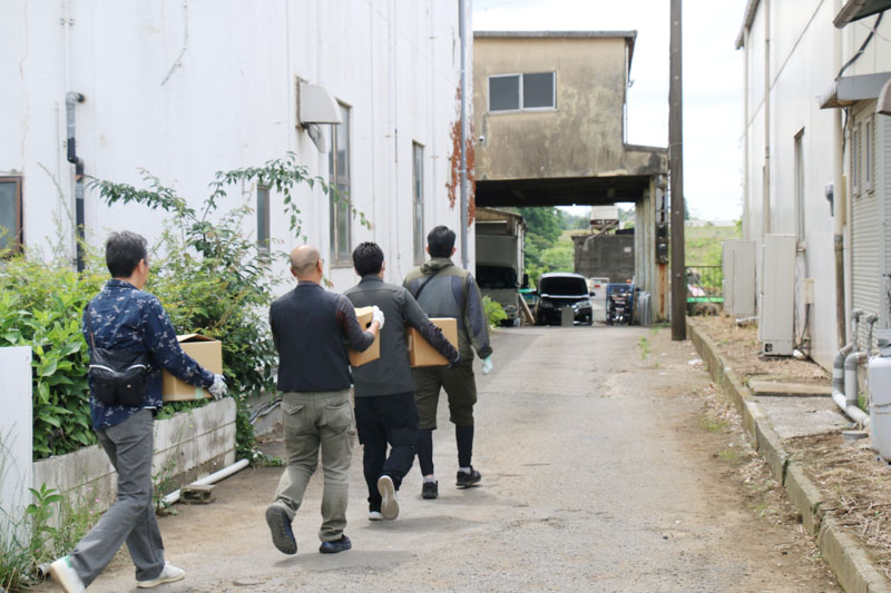 作業場に捜索に入る県警の捜査員ら