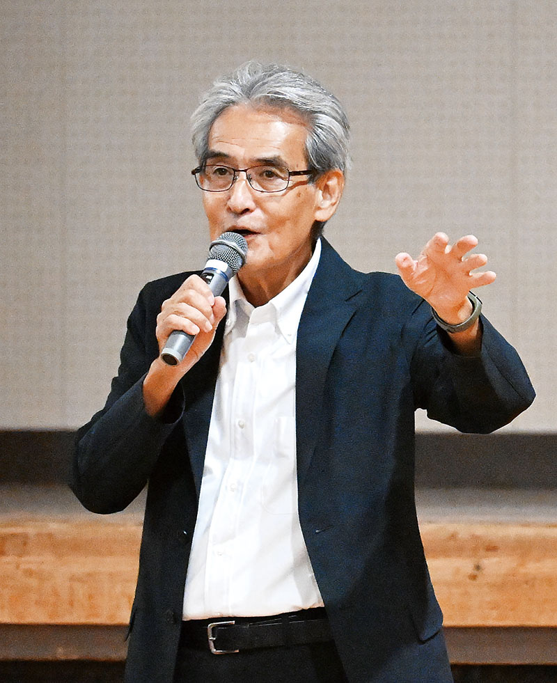 来年2月下旬実施の本年度公立高校入試からの変更点を解説する教育ジャーナリストの梅野弘之氏＝さいたま市見沼区の市立七里中学校