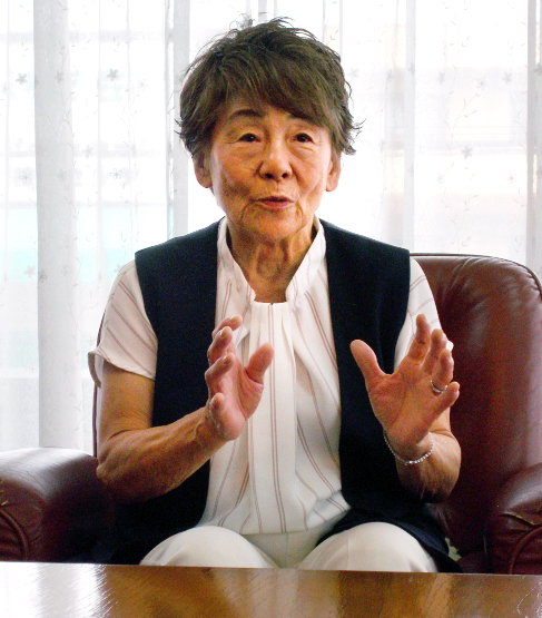 インタビューに答える武蔵屋の小林総子社長＝さいたま市見沼区東大宮の本社