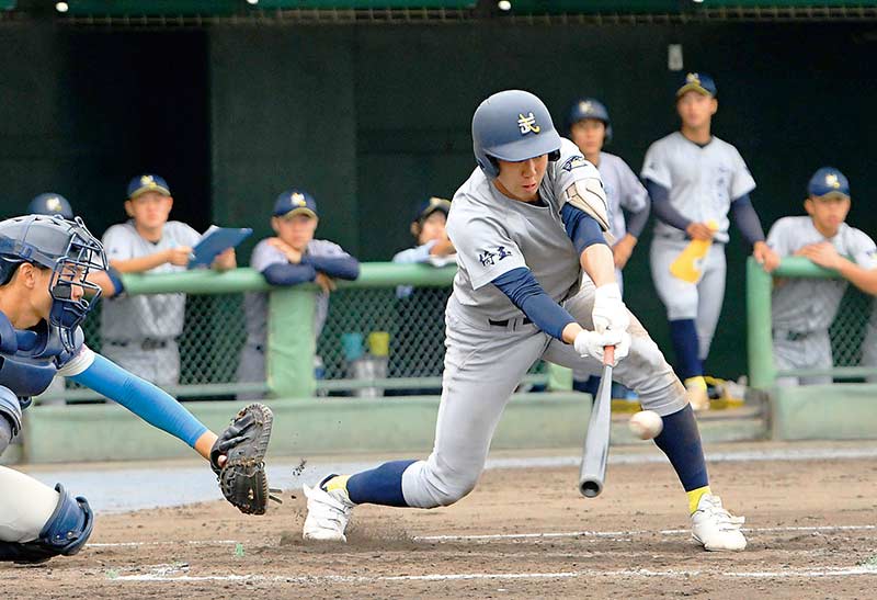 花咲徳栄―西武台　3回裏西武台1死一、三塁、岡戸が中前適時打を放つ。捕手高原＝5日、県営大宮球場