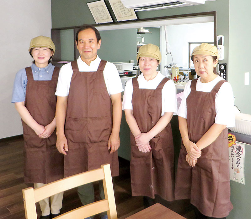 「農家キッチン三吉」を開店する鈴木勝美さん（左から2人目）とスタッフ