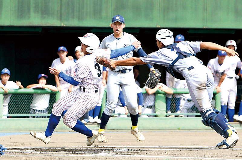 6回表山村学園無死三塁、石川の右飛でタッチアップした三塁走者清遠が本塁でタッチアウト。捕手海江田