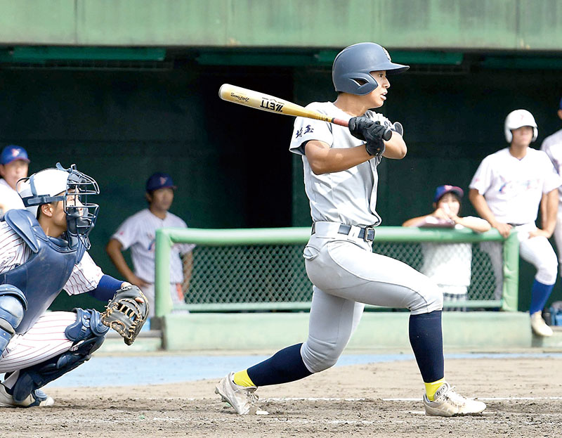 西武台―山村学園　4回裏西武台2死二塁、高田が右中間を破る勝ち越しの二塁打を放ち、逆転。捕手渡辺