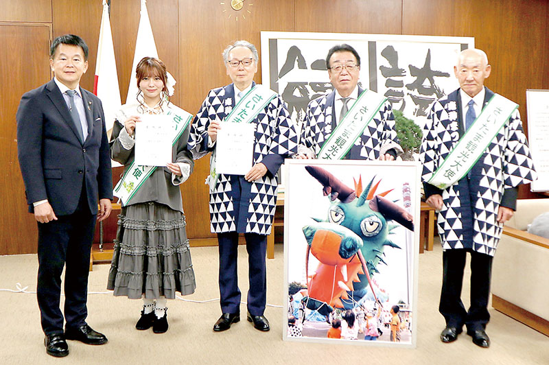 （左から）清水勇人市長、さいたま観光大使に任命された大場花菜さん、さいたま竜神まつり会のメンバー＝１日、さいたま市浦和区のさいたま市役所