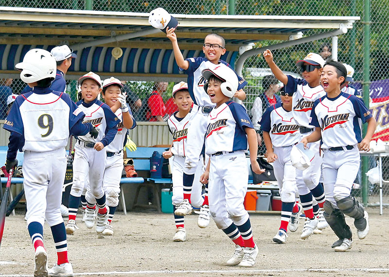 鴻巣ライオンズ―松山西ジャイアンツ　6回裏松山西ジャイアンツ1死二、三塁、捕逸で三塁走者須藤が生還し、サヨナラ勝ちを喜ぶ松山西ジャイアンツのナイン