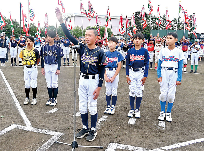 宣誓する大桑ジャイアンツの星煌矢主将と団員綱領を朗読した5選手