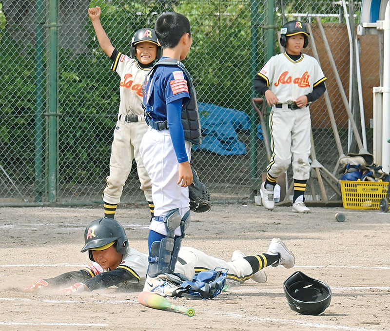 皆野少年野球―リトル朝日少年野球クラブ　6回裏リトル朝日少年野球クラブ1死二、三塁、藤村の左中間への安打で二塁走者・押田耀がサヨナラの生還を果たす。捕手田中唯
