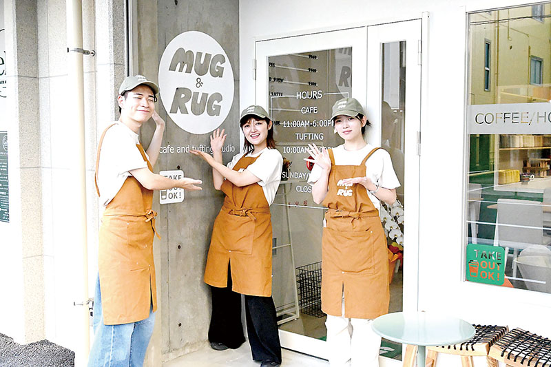 カフェをオープンした店長の千葉こまちさん（中央）と夫の竜平さん（左）ら＝三郷市三郷のMUG＆RUG