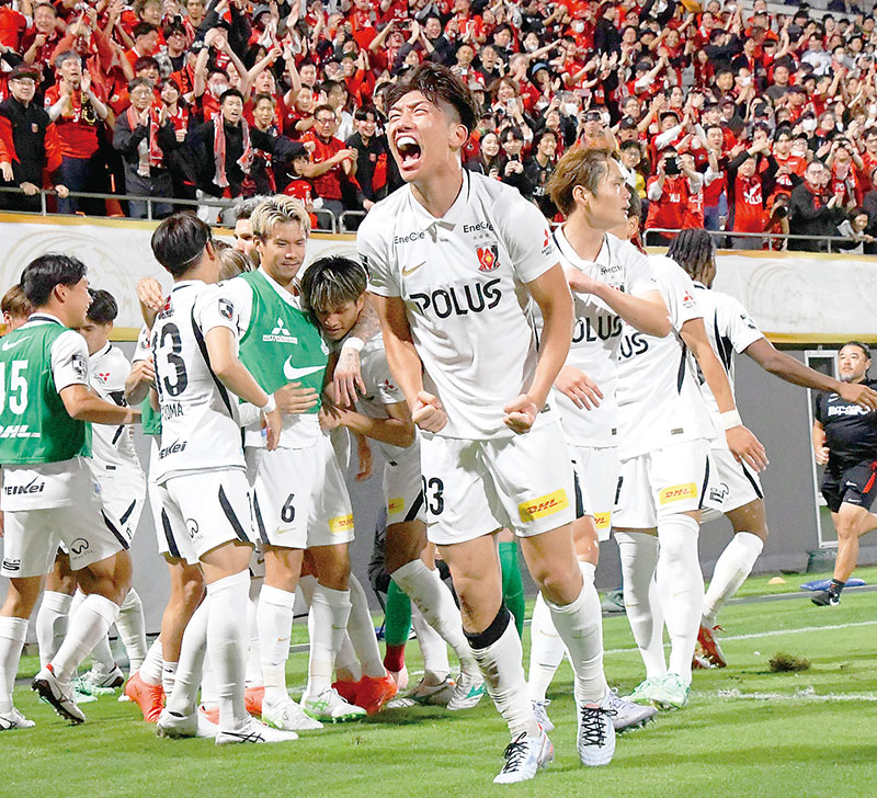 浦和―大宮　後半15分、浦和の笹（手前中央）が先制ゴールを決め、雄たけびを上げる