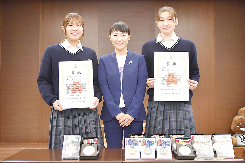 岡村ゆり子市長（中央）にインターハイの競泳個人種目優勝を報告した武南高校水泳部の高山紫妃選手（右）と菅七海選手