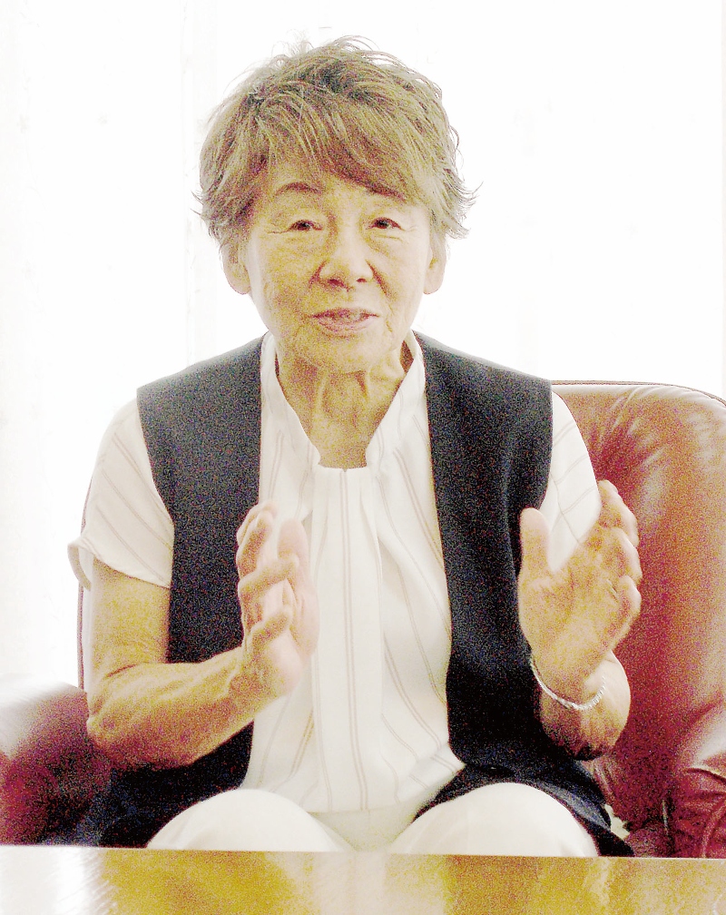 インタビューに答える武蔵屋の小林総子社長＝さいたま市見沼区東大宮の本社