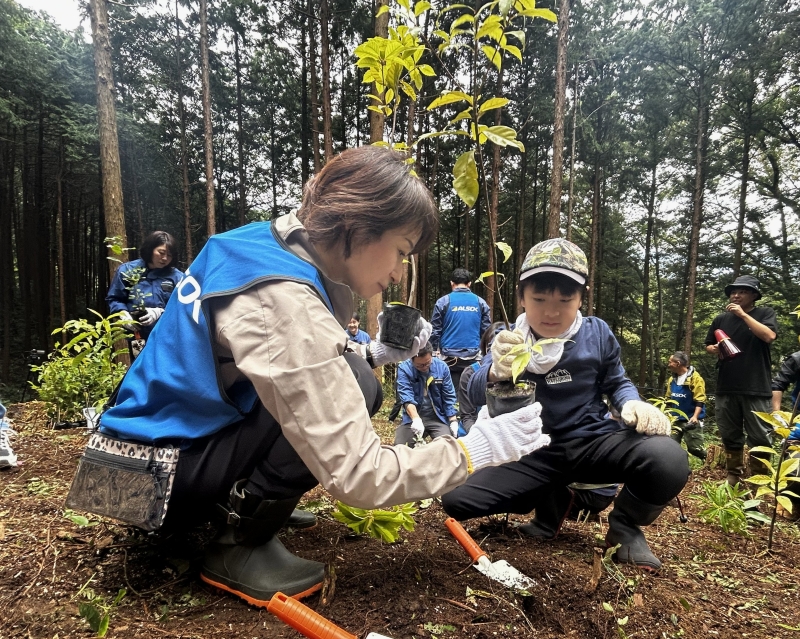 植樹する参加者ら＝3日、毛呂山町